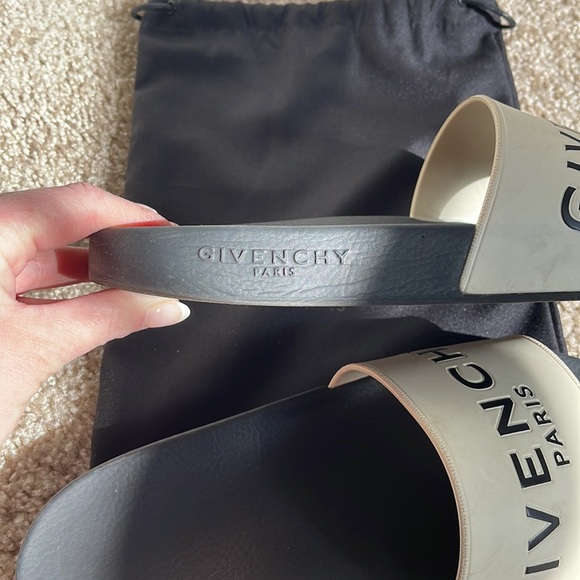 Authentic Givenchy black and white pool slides - Picture 11 of 15